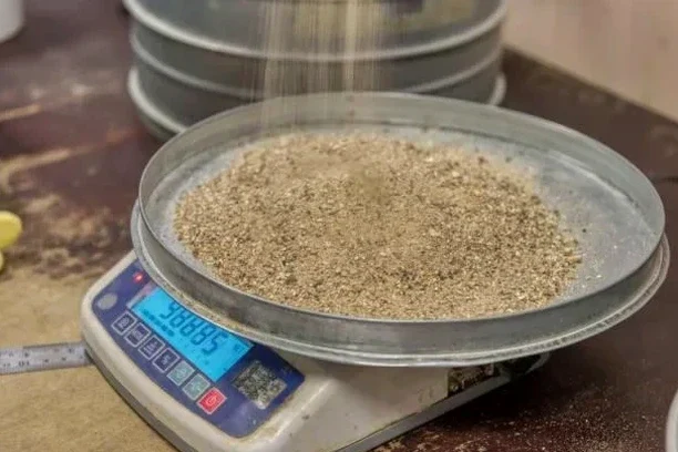 Korngrößenanalyse in Neuss: Siebung + Hydrometer für exakte Bodenklassifikation